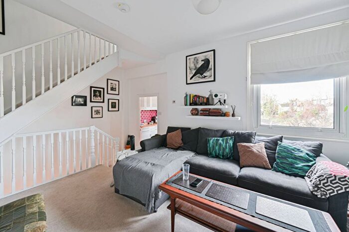 3 Bedroom Maisonette For Sale In Boundary Road, Colliers Wood, London, SW19