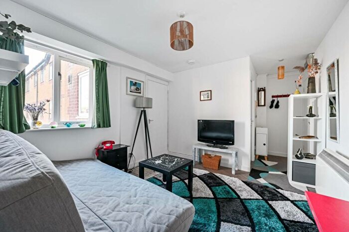 Studio To Rent In Ruston Road, Woolwich, London, SE18