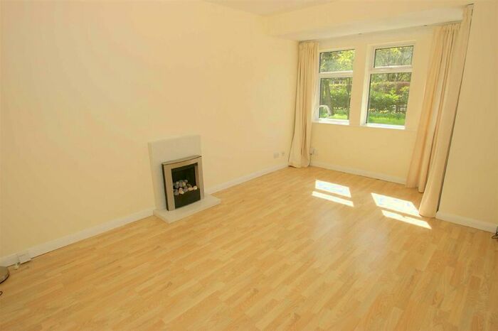 2 Bedroom Flat To Rent In Lidgett Park Mews, Roundhay, Leeds, LS8