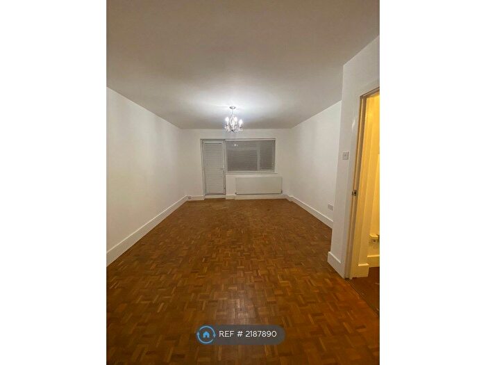 2 Bedroom Flat To Rent In Chichester House, New Malden, KT3