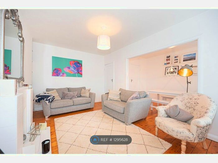 2 Bedroom Flat To Rent In Limes Gardens, London SW18