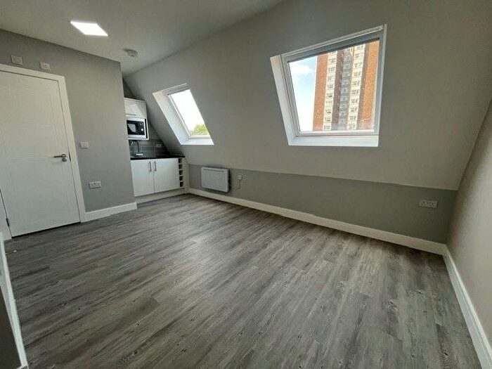 Studio To Rent In Greyhound, London, W6