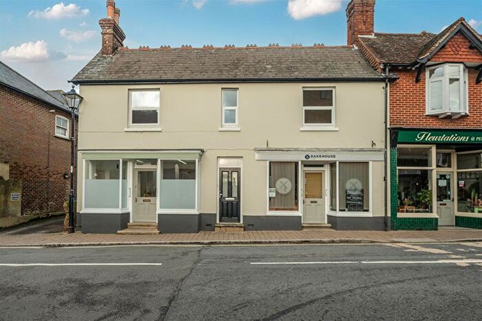 2 Bedroom Flat To Rent In Station Road, GU33