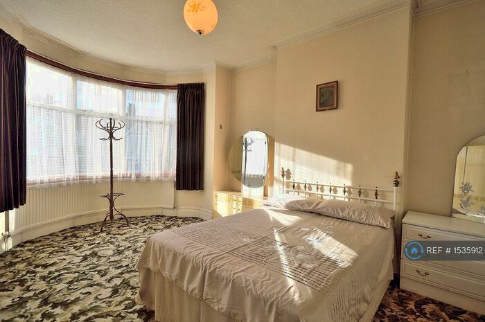 4 Bedroom Semi-Detached House To Rent In Green Lanes, London, N13