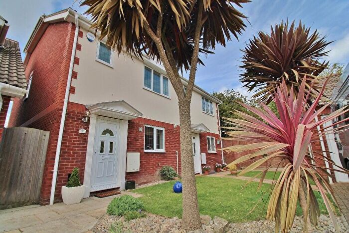 3 Bedroom Semi Detached House For Sale In Seathrift Close, Lee-on-the-Solent, PO13