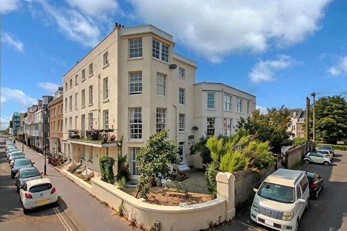 2 Bedroom Flat For Sale In South Terrace, Littlehampton, BN17
