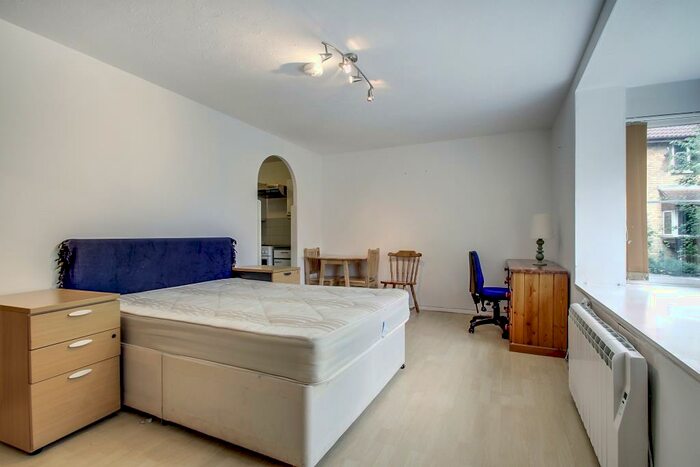 Ground Flat To Rent In Colwyn Green, Snowden Drive, NW9