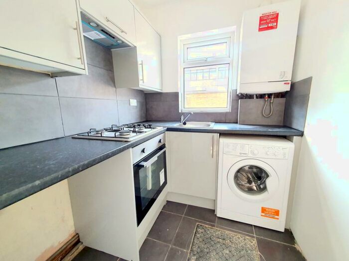 2 Bedroom Flat To Rent In Ashfield Road, Manor House, N4