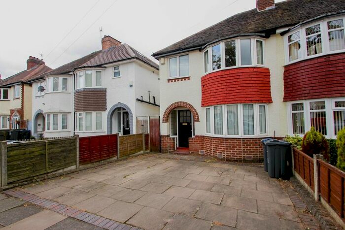 3 Bedroom Semi-Detached House To Rent In Strathdene Road, Birmingham, B29