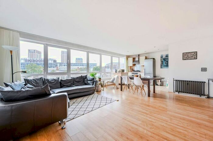 2 Bedroom Flat To Rent In Hopton Road, Woolwich, London, SE18