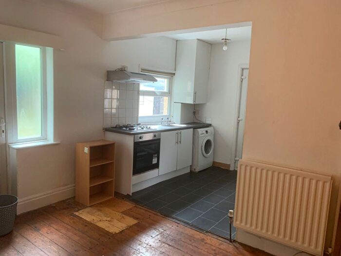 3 Bedroom Semi-Detached House To Rent In Hartley Avenue, LS6