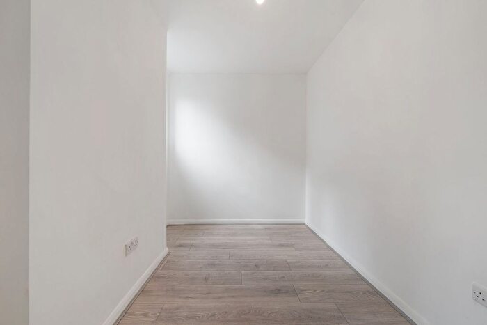 Studio To Rent In Oakleigh Road North, London, N20