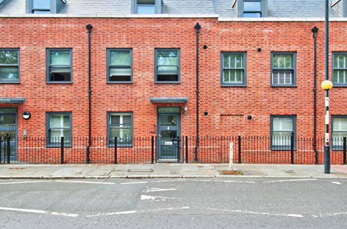 1 Bedroom Apartment For Sale In Broadway, Rainham, RM13