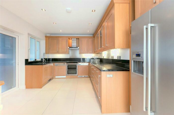 3 Bedroom Flat To Rent In Wellington Court, - Wellington Road, NW8
