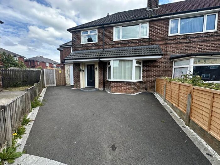 4 Bedroom Semi Detached House For Sale In Cedar Avenue, Atherton, M46