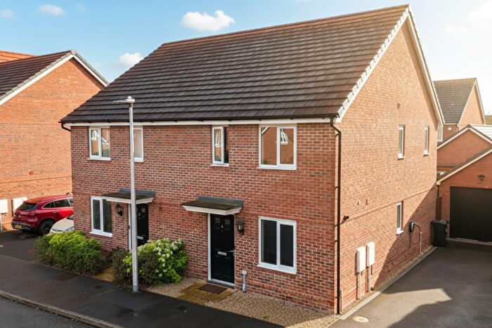 3 Bedroom Semi Detached House For Sale In Fingal Crescent, Spencers Wood, Reading, Berkshire, RG7