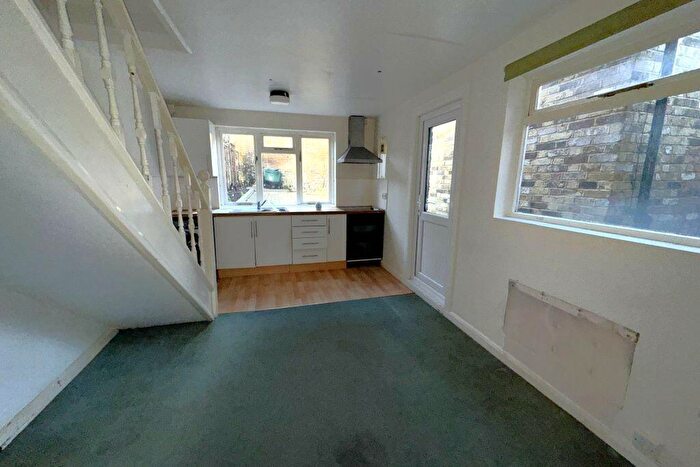 2 Bedroom Flat For Sale In Manor Road, Wallington, Surrey, SM6