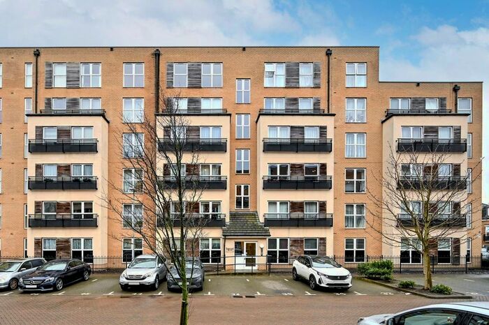 2 Bedroom Flat To Rent In Lanadron Close, Isleworth, TW7
