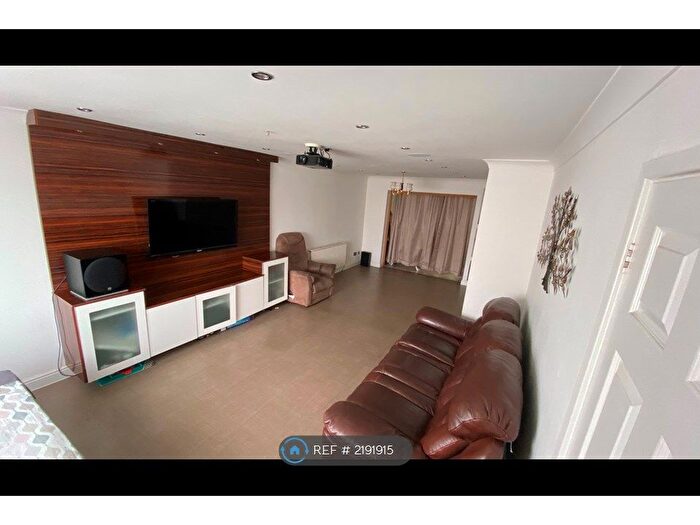 4 Bedroom Semi-Detached House To Rent In Silverdale Road, Earley, Reading, RG6