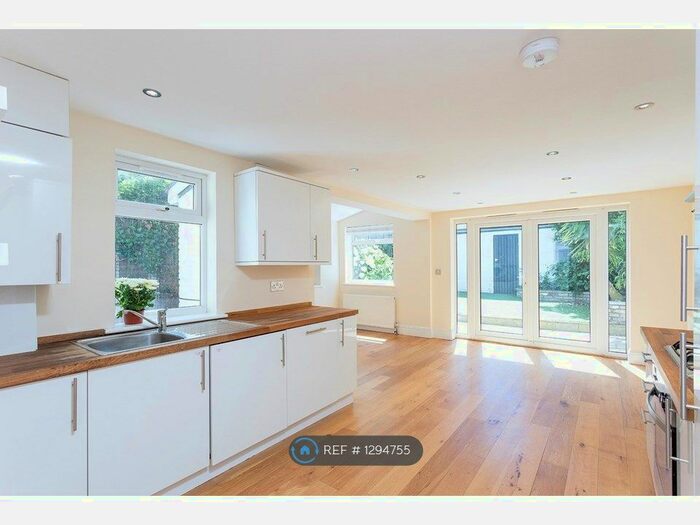 3 Bedroom Flat To Rent In Sistova Road, London SW12