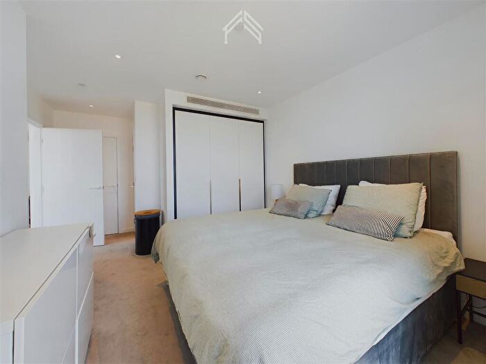 2 Bedroom Apartment To Rent In Bouchon Point, London, E1