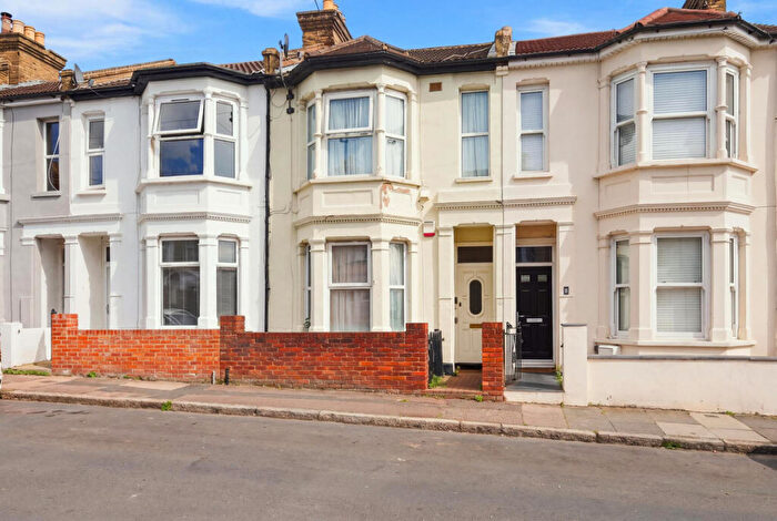 1 Bedroom Apartment For Sale In St Leonards Road, Southend-on-sea, SS1