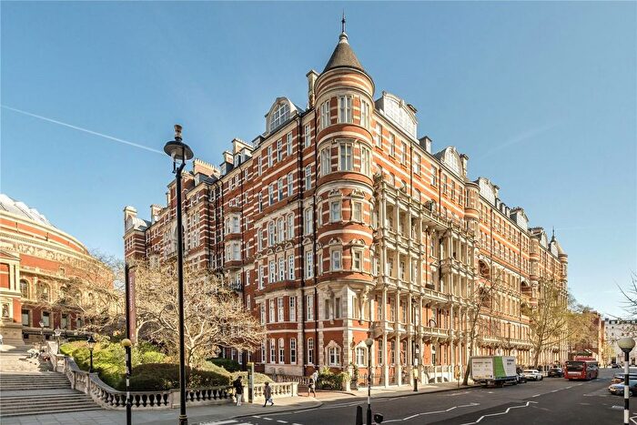 3 Bedroom Flat To Rent In Albert Court, Knightsbridge, London, SW7