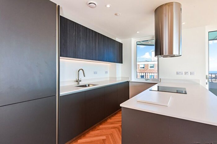 3 Bedroom Flat To Rent In Kingsway, Hove, BN3