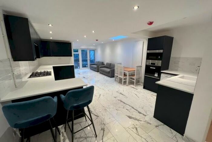 6 Bedroom Terraced House To Rent In Richards Street - Cardiff, CF24