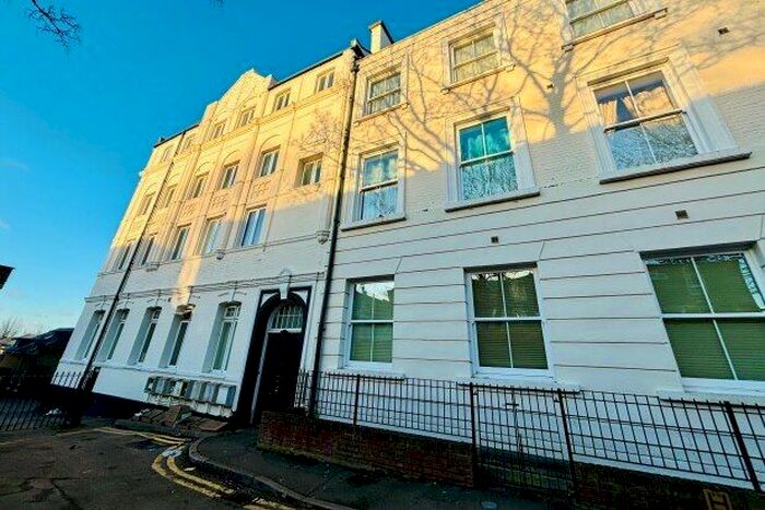 2 Bedroom Flat To Rent In Pleasant Row, Gillingham, ME7