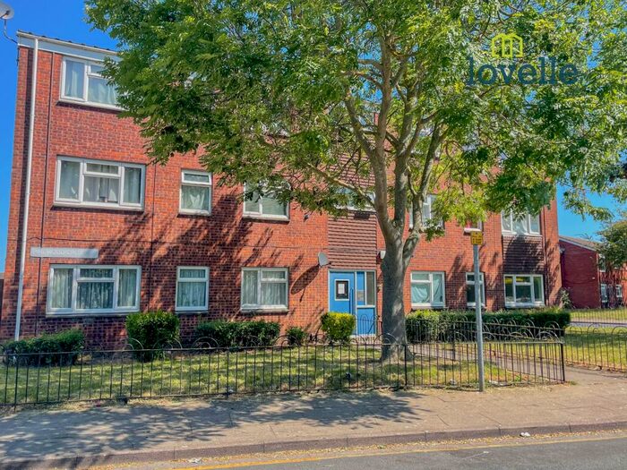 2 Bedroom Flat For Sale In Pinewood Crescent, Grimsby, DN33