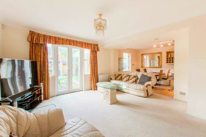 4 Bedroom House To Rent In Sandwick Close, Mill Hill, London, NW7