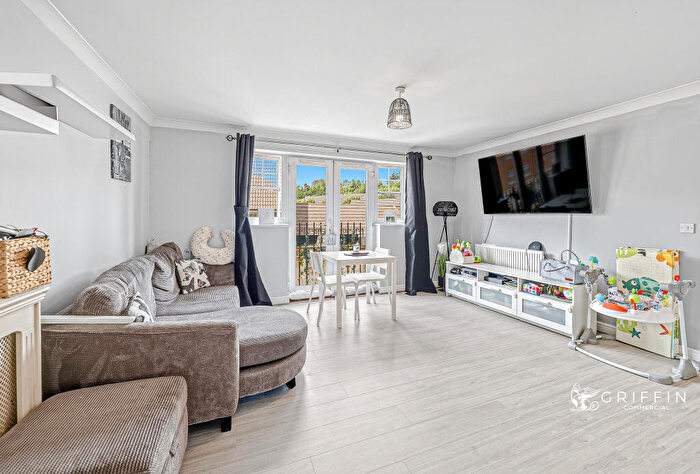 2 Bedroom Flat For Sale In Caspian Way, Purfleet-On-Thames, RM19