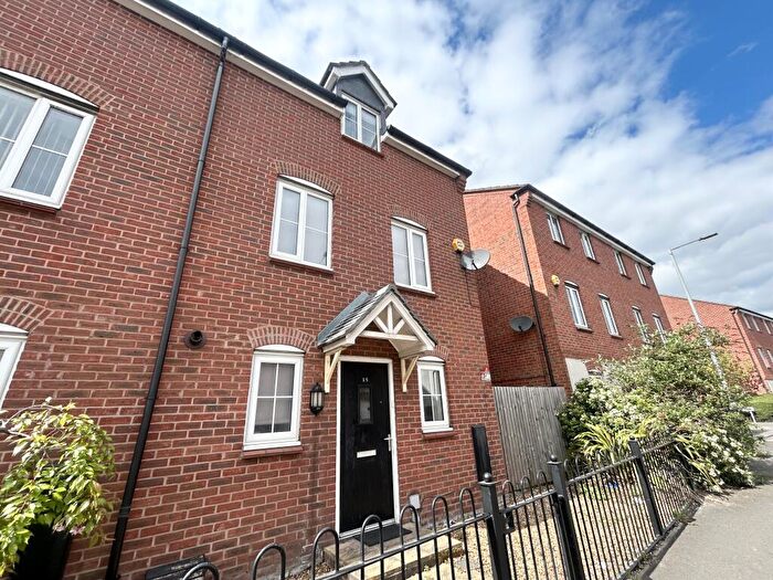 3 Bedroom Town House To Rent In Dean Lane, Manchester, M40