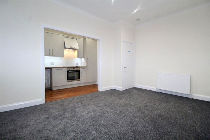 2 Bedroom Flat To Rent In Windmill Hill, Enfield, EN2