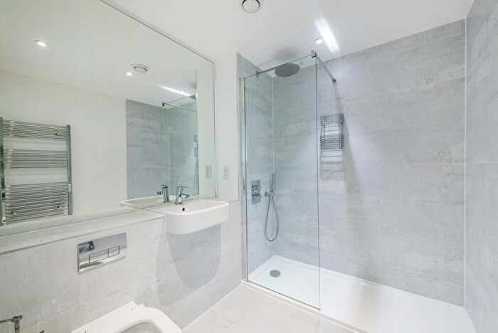 2 Bedroom Flat To Rent In Lakeside Drive, Park Royal, London, NW10