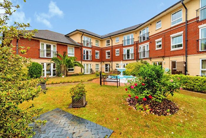 2 Bedroom Flat For Sale In Rollesbrook Gardens, Southampton, Hampshire, SO15