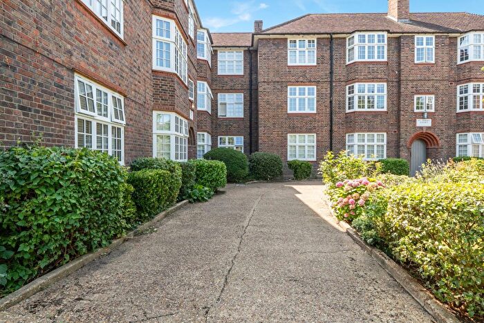 2 Bedroom Flat For Sale In Grove Crescent, Kingston Upon Thames, Surrey, KT1