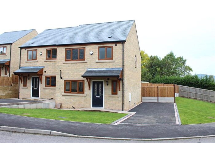 3 Bedroom Semi Detached House To Rent In Hazelwood Close, Hadfield, Glossop, SK13