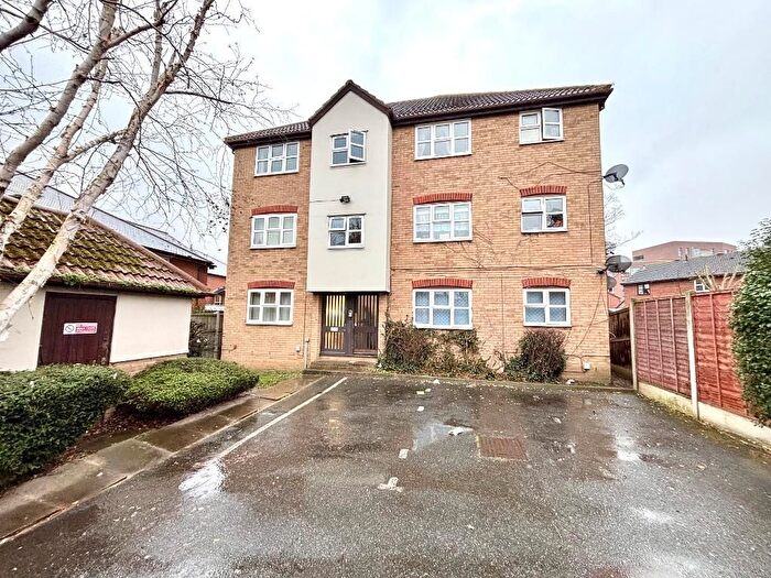 2 Bedroom Flat To Rent In Wrights Close, Dagenham, Essex, RM10