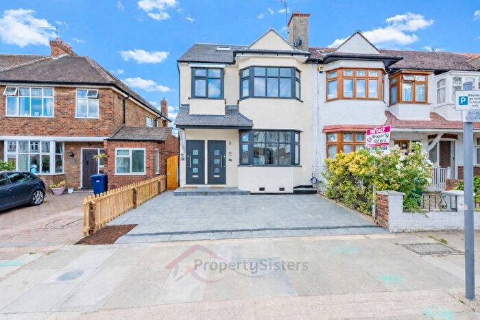 3 Bedroom Maisonette For Sale In Hale Grove Gardens, Mill Hill, NW7