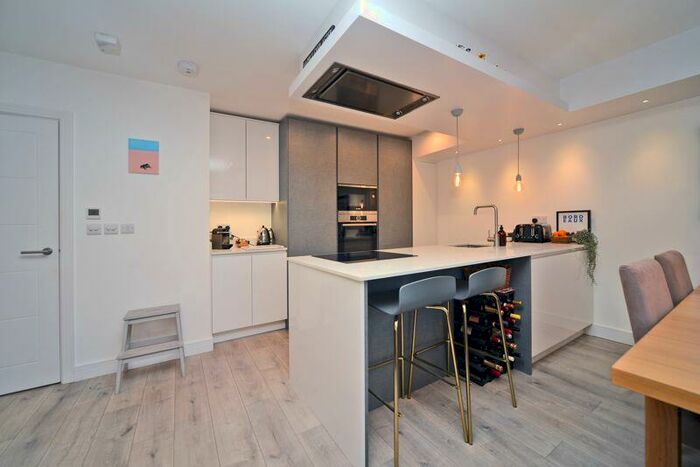 2 Bedroom Flat To Rent In Walton Road, East Molesey, KT8