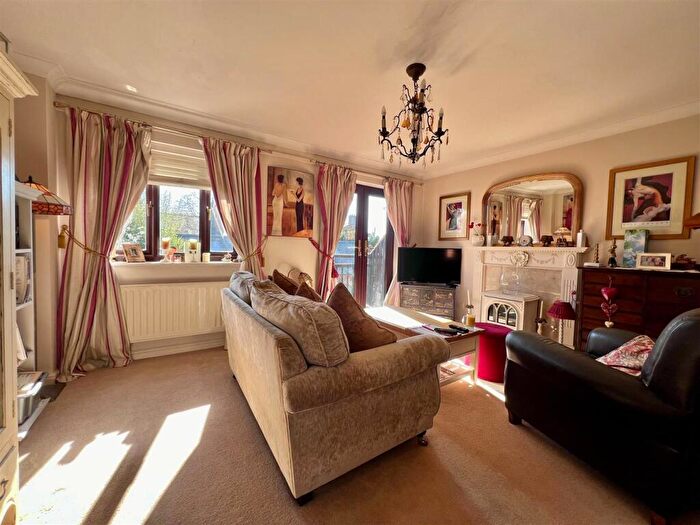 3 Bedroom Terraced House For Sale In Lock Close, Stratford-Upon-Avon, CV37