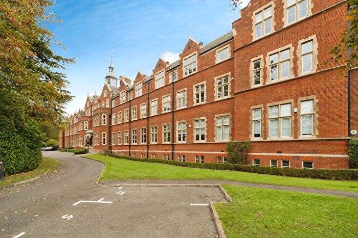 2 Bedroom Flat For Sale In Lavender Close, Leatherhead, Surrey, KT22