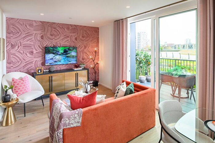 2 Bedroom Flat For Sale In Leven Road, London, E14