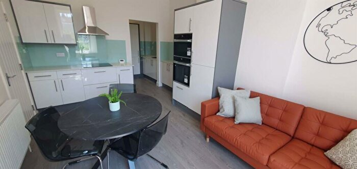 3 Bedroom Flat To Rent In Clifton Park Road, Bristol, BS8