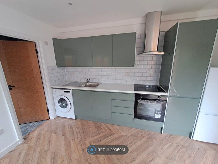 Studio To Rent In Ashwood Road, London, E4