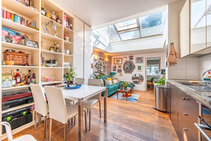 2 Bedroom Flat For Sale In Clarendon Road, Holland Park, London, W11