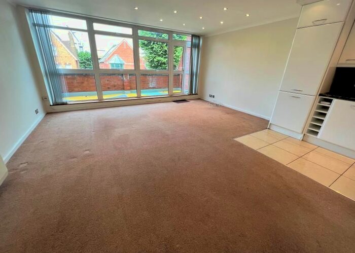 2 Bedroom Flat To Rent In Holden Avenue, North Finchley, N12