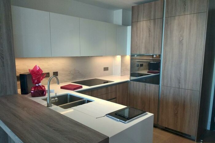 Apartment To Rent In Hamond Coiurt, KT2